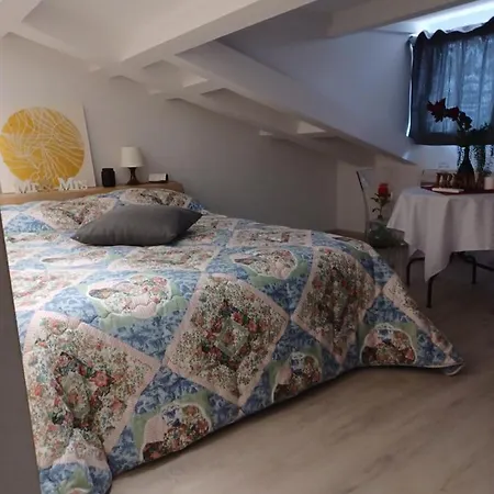 Elena House Apartmán *
